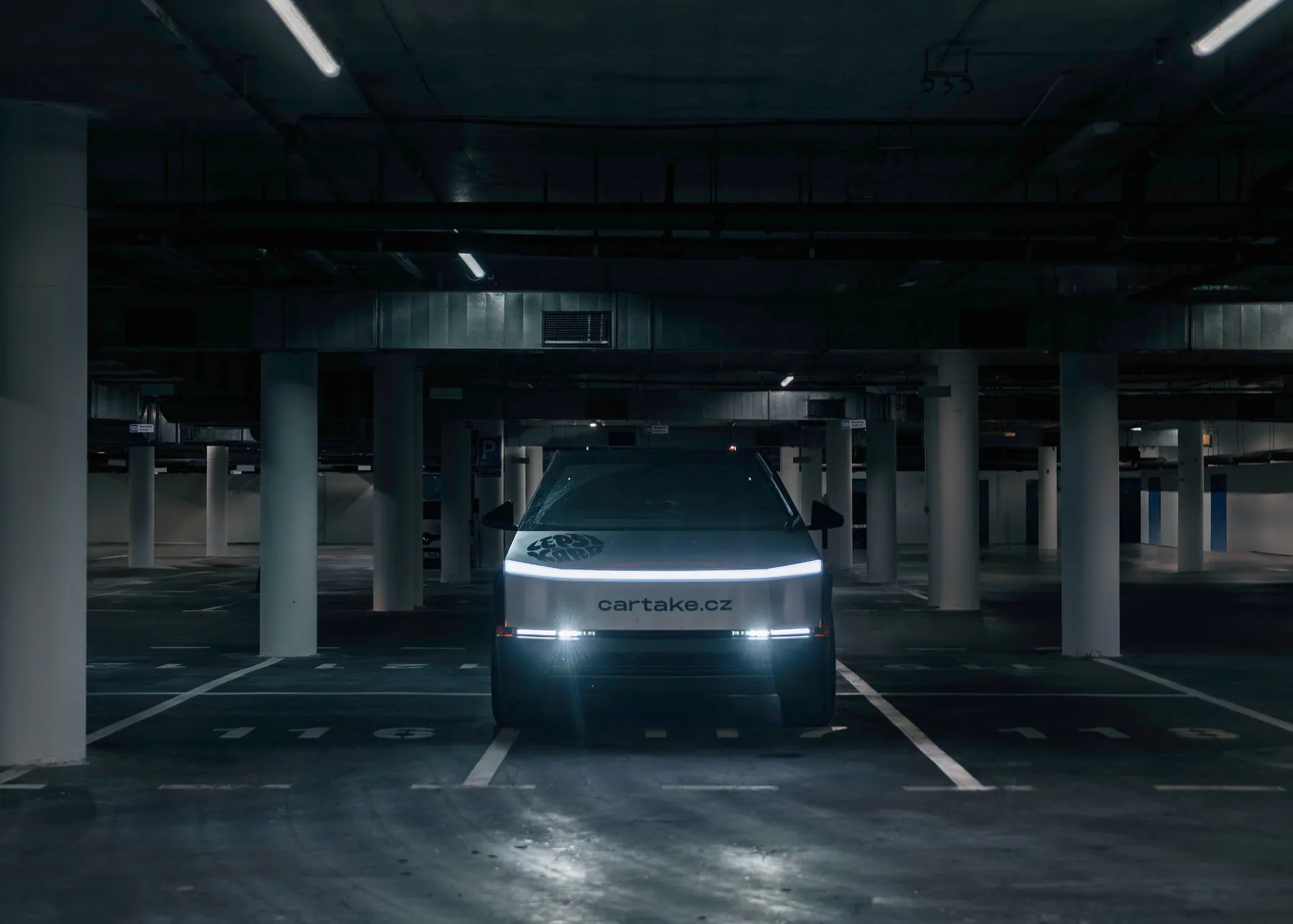 Tesla Cybertruck zepředu s rozsvícenou světelnou lištou
