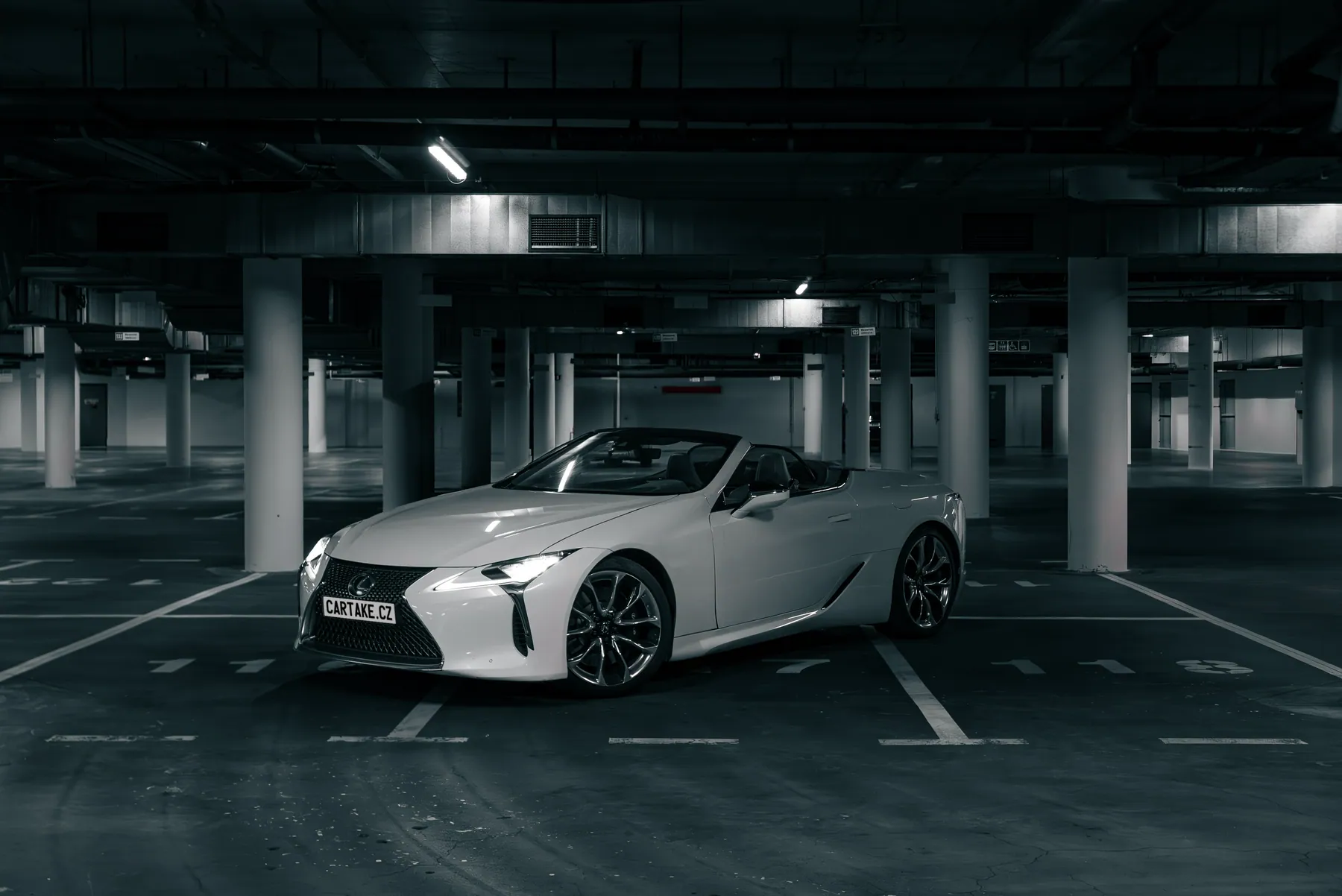 Lexus LC 500 Cabrio ve třičtvrtečním pohledu zepředu