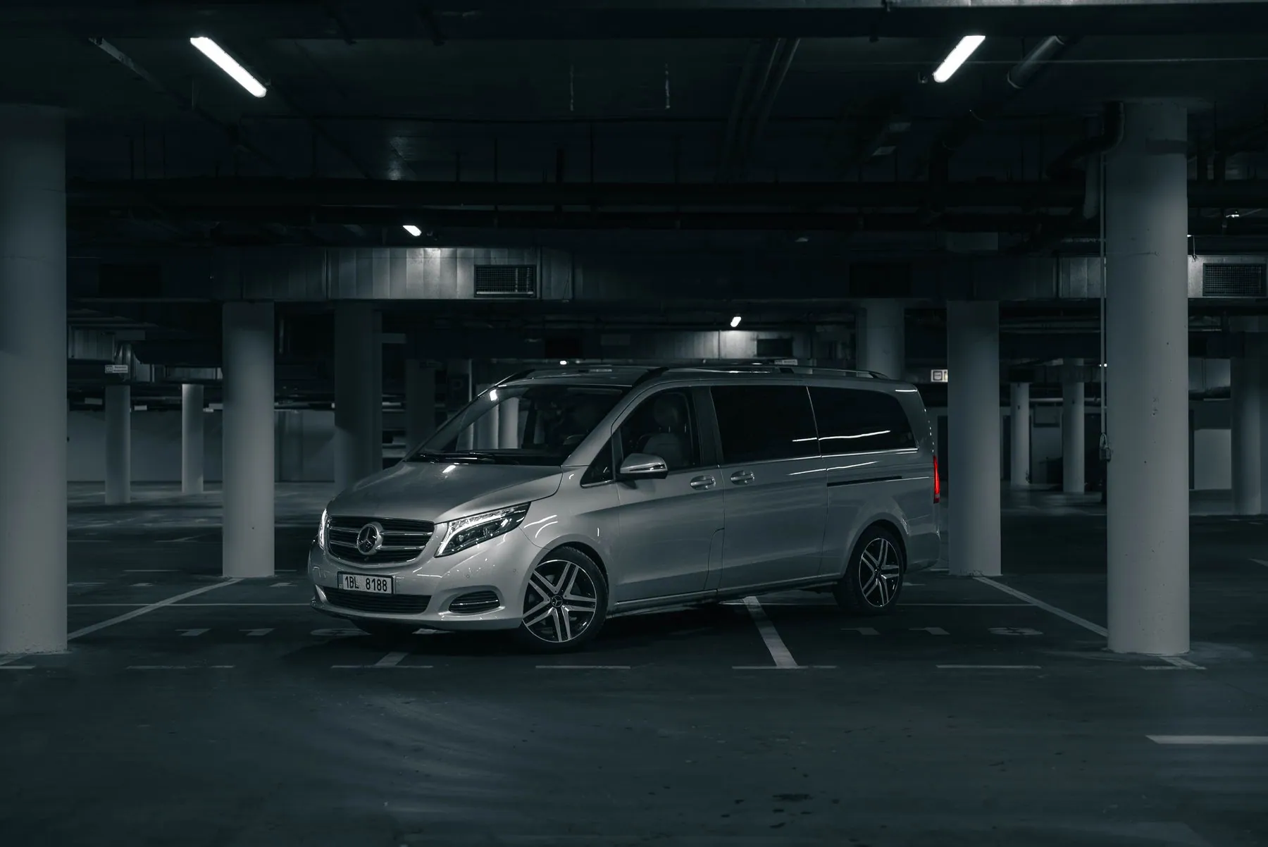 Mercedes-Benz V 250 d z boku v podzemní garáži