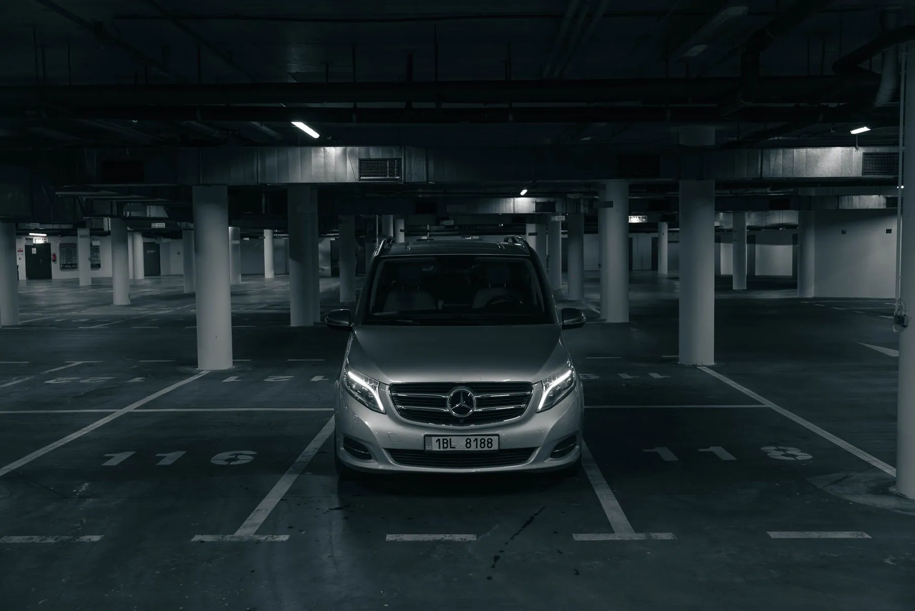 Mercedes-Benz V 250 d zepředu s rozsvícenými světlomety
