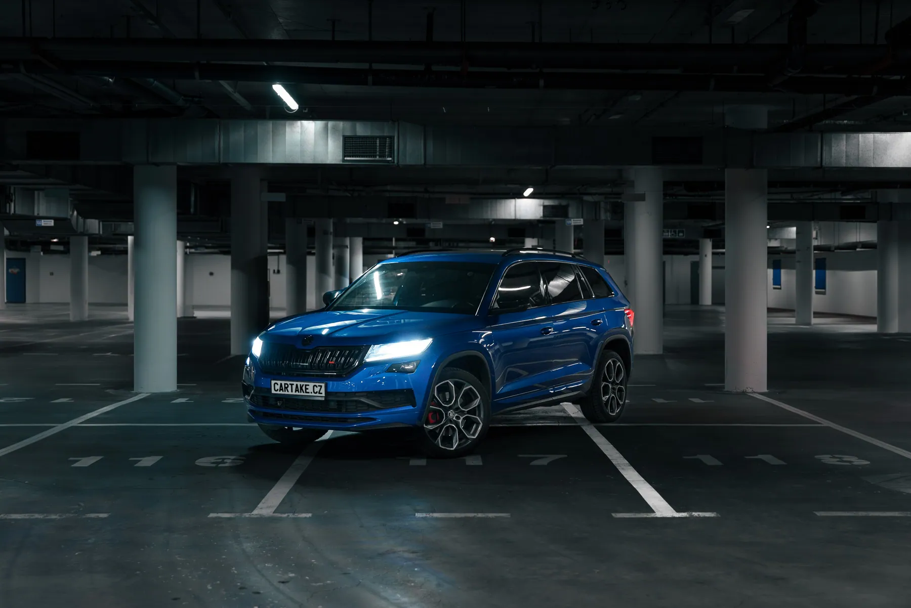 Škoda Kodiaq RS z boku v podzemní garáži