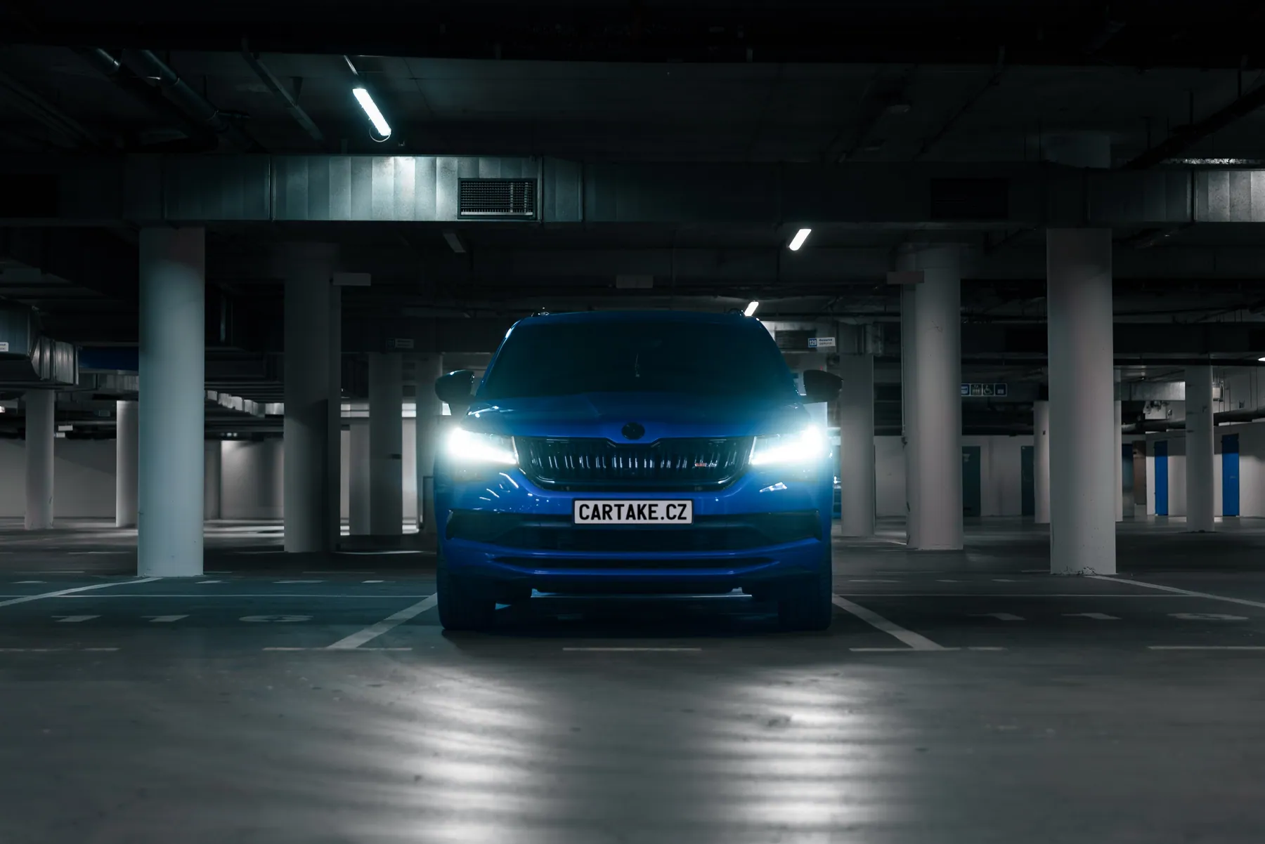 Škoda Kodiaq RS zepředu s rozsvícenými světlomety
