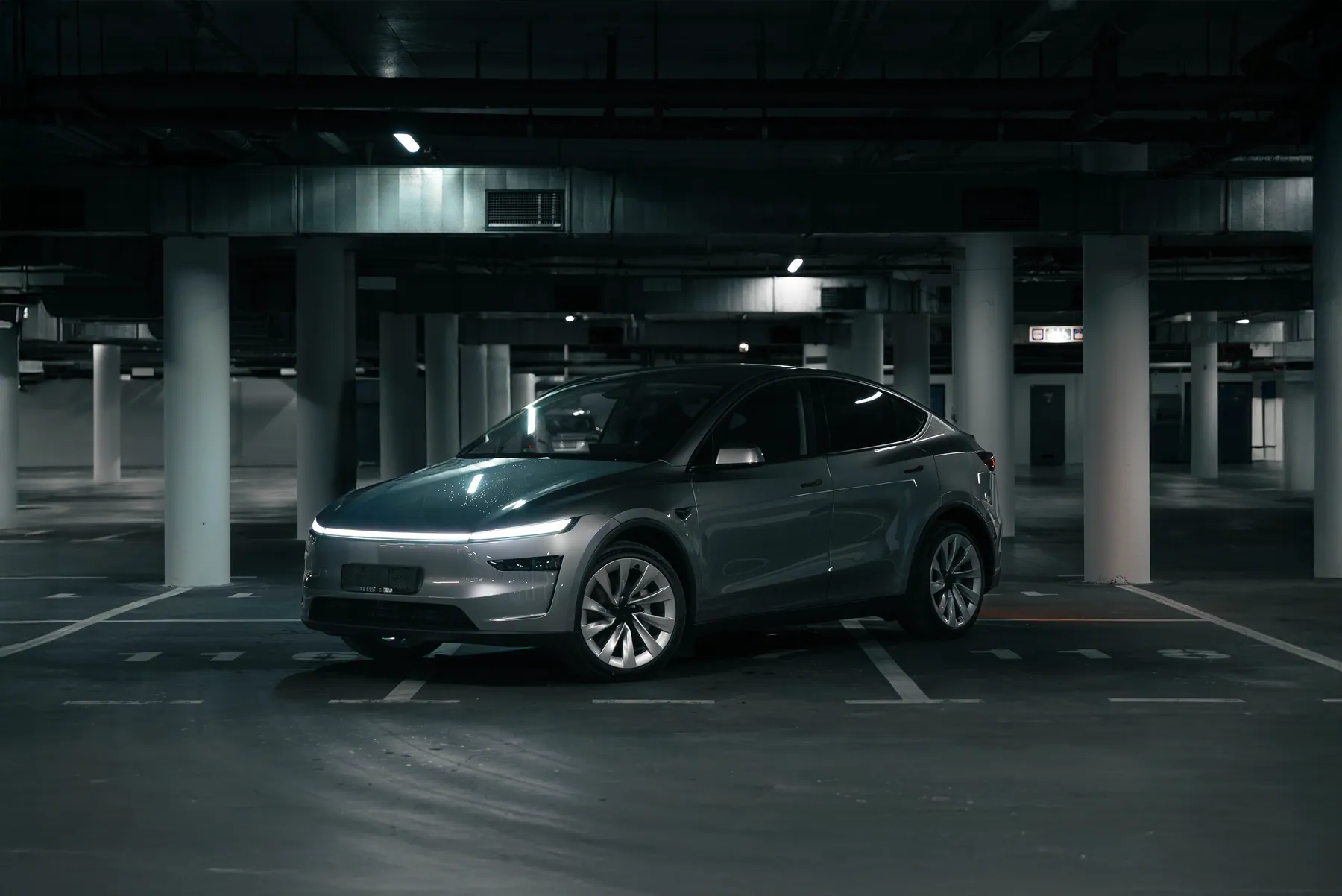 Tesla Model Y Launch Series z boku v podzemní garáži